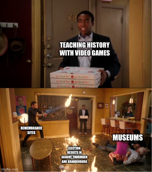 Ein Meme, das im ersten Bild eine Person zeigt, die ängstlich dreinblickt und mit Pizza-Kartons in einem Wohnungseingang steht. Über den Kartons steht »teaching history with video games«. Im zweiten Bild sieht man die ganze Wonung, es herrscht Chaos, Menschen liegen auf dem Boden, es brennt. Über den Personen steht »remembrance sites« und »museums«. Über den Flammen steht »election results in Saxony, Thuringen and Brandenburg«.